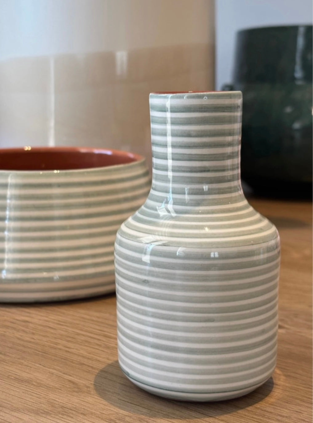 Petit vase gourde rayé vert sauge en grès