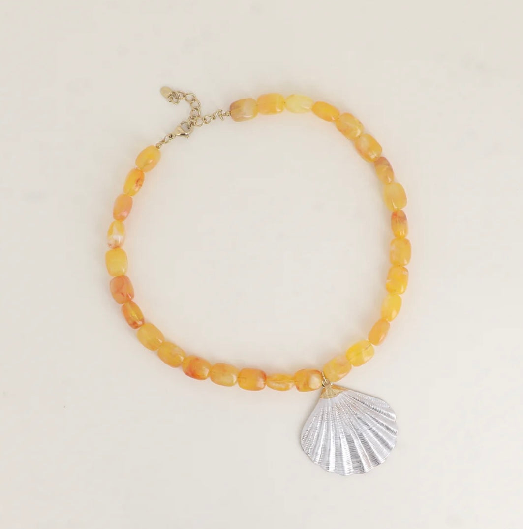 Collier perles & coquillage en émail jaune et doré