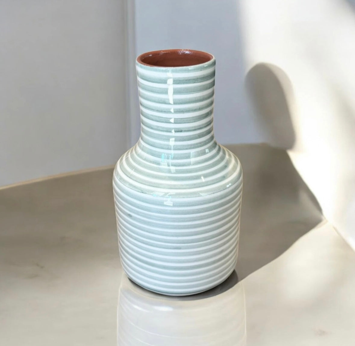 Petit vase gourde rayé vert sauge en grès