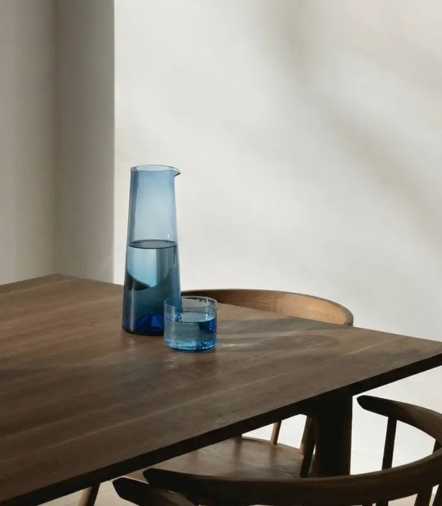 Carafe bleue en verre