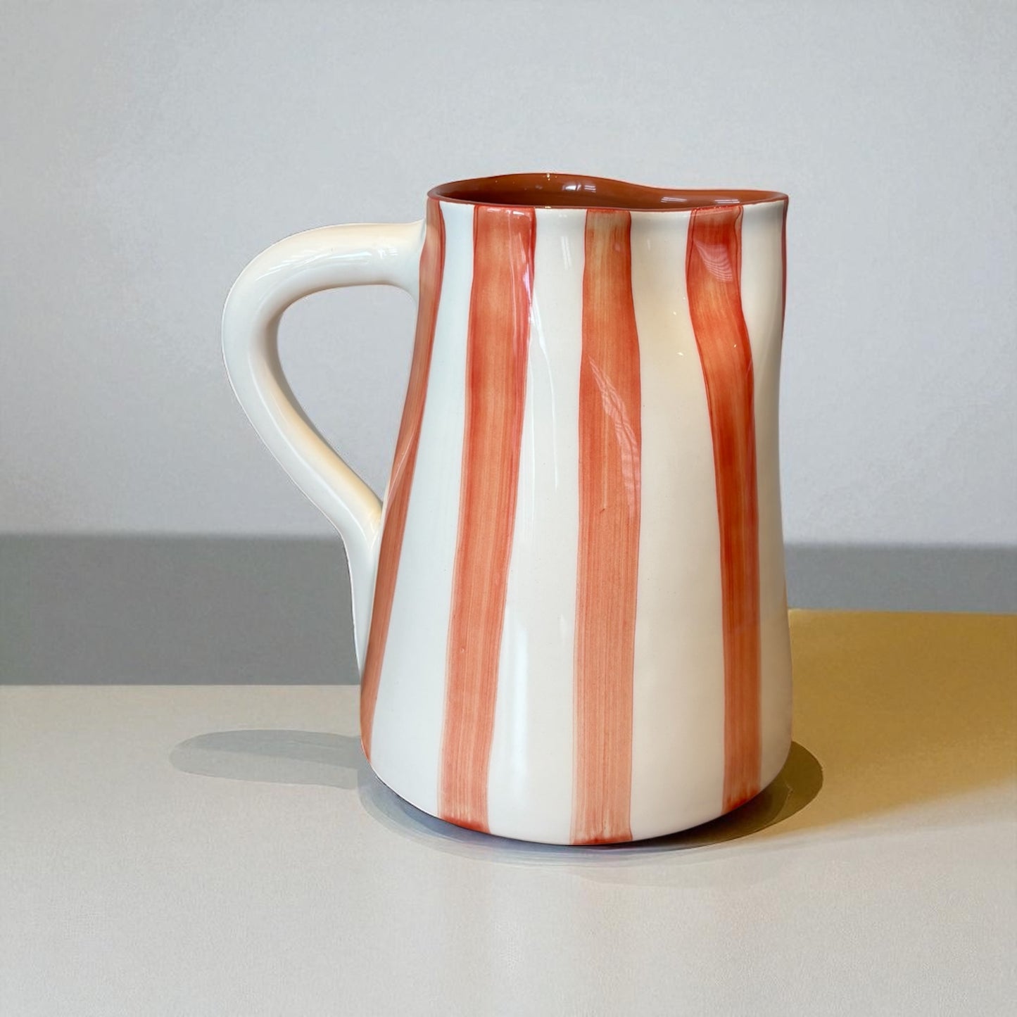 Pichet rayé terracotta en grès casa cubista