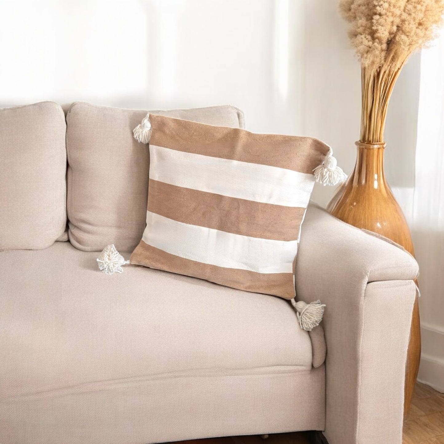 Coussin à pompons rayures