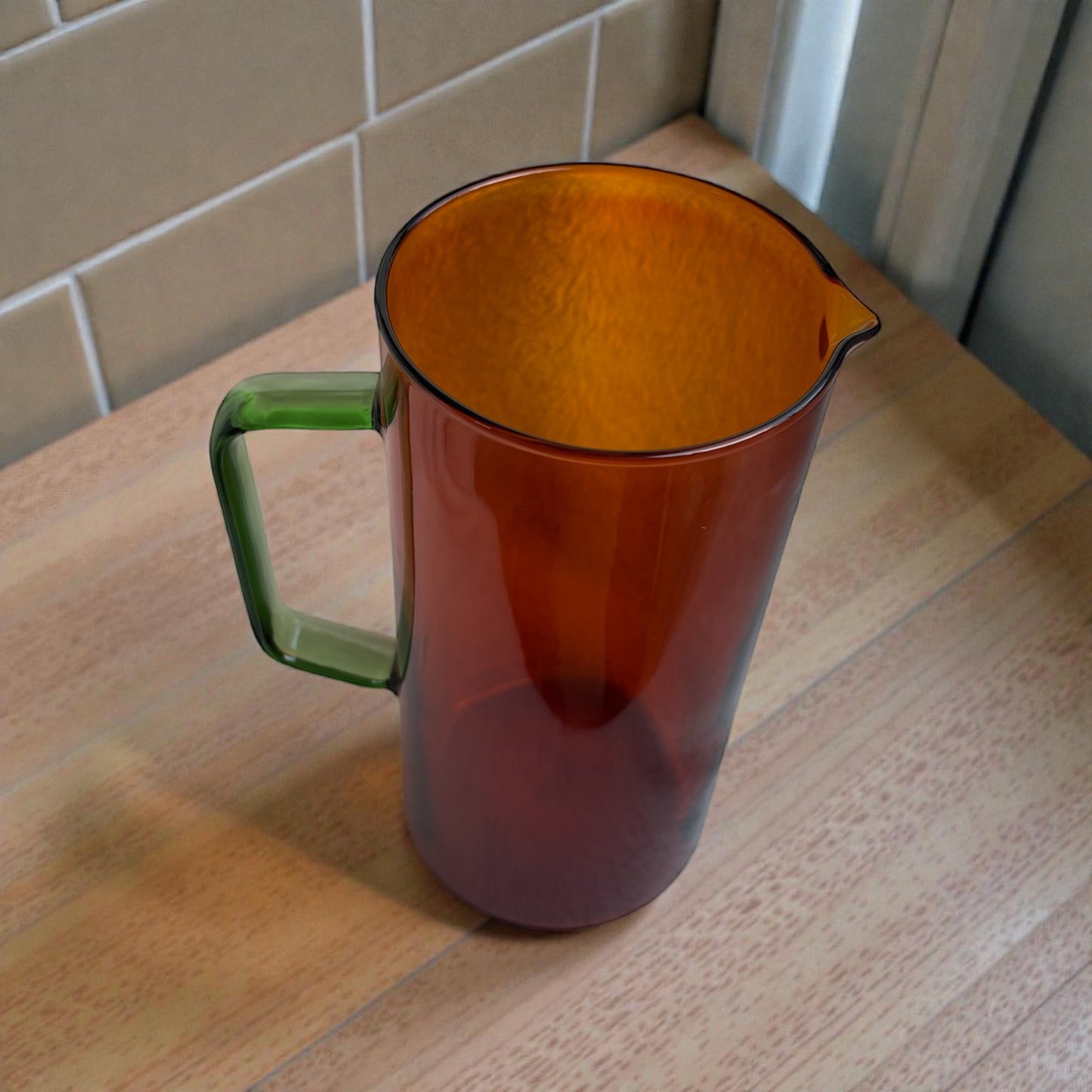 Carafe en verre ambre et anse verte