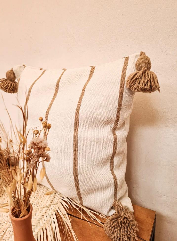 Coussin à pompons rayures fines