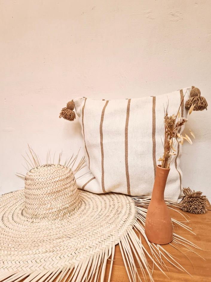 Coussin à pompons rayures fines