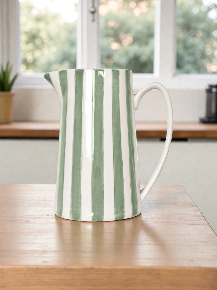 Pichet en céramique à rayures