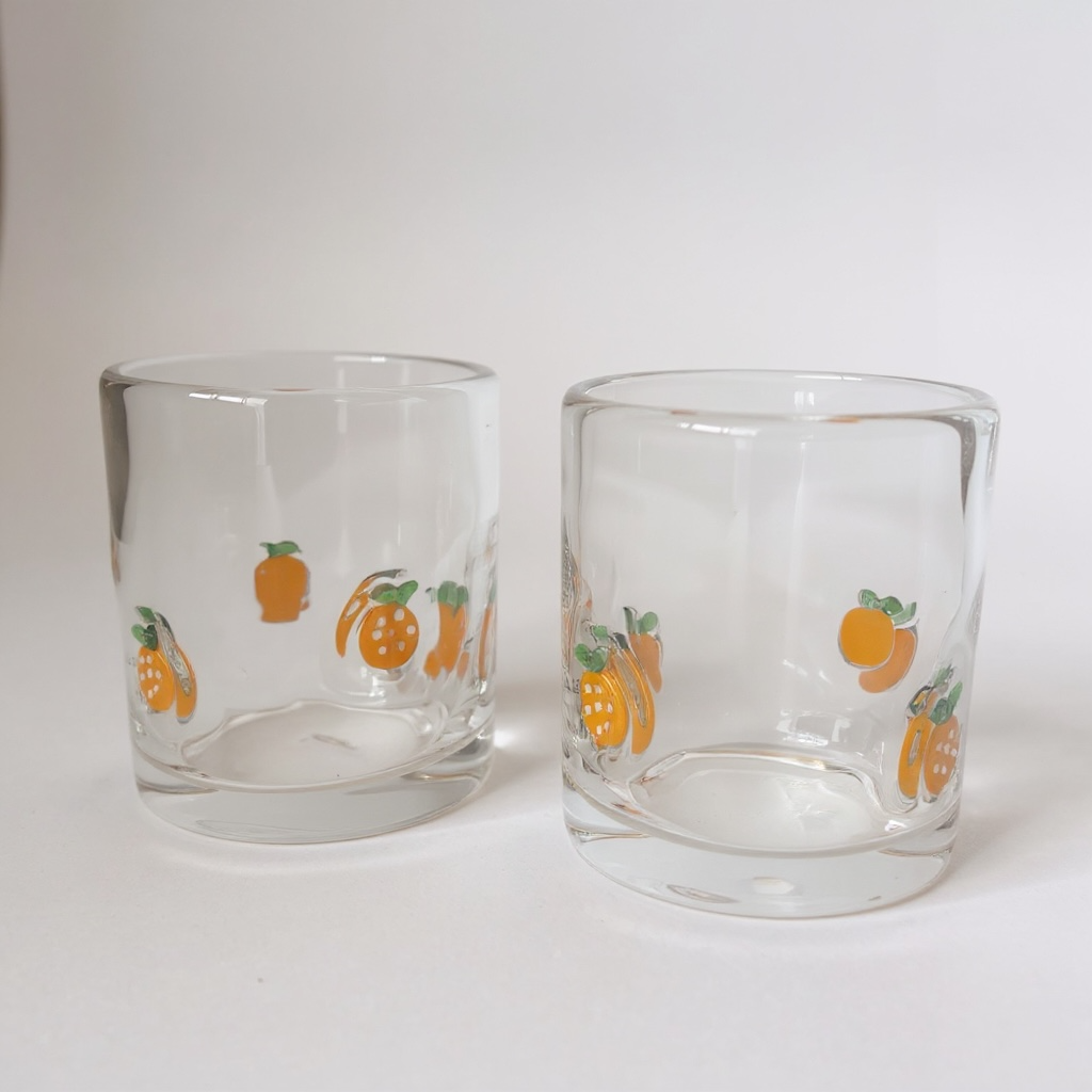 Verre à motifs oranges