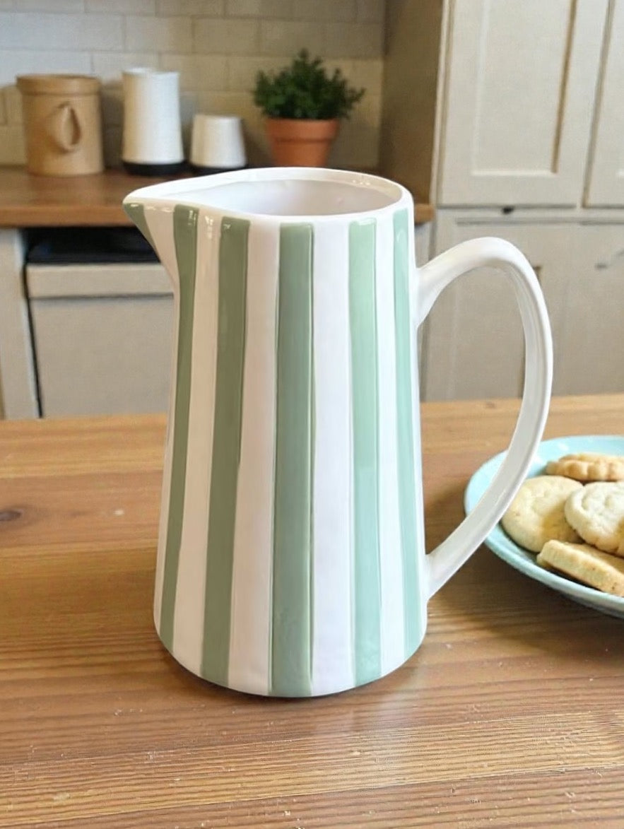 Pichet en céramique à rayures