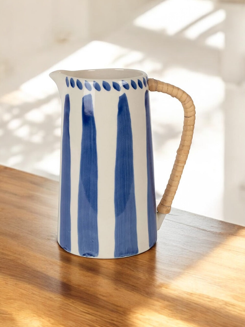 Pichet rayé anse en rotin