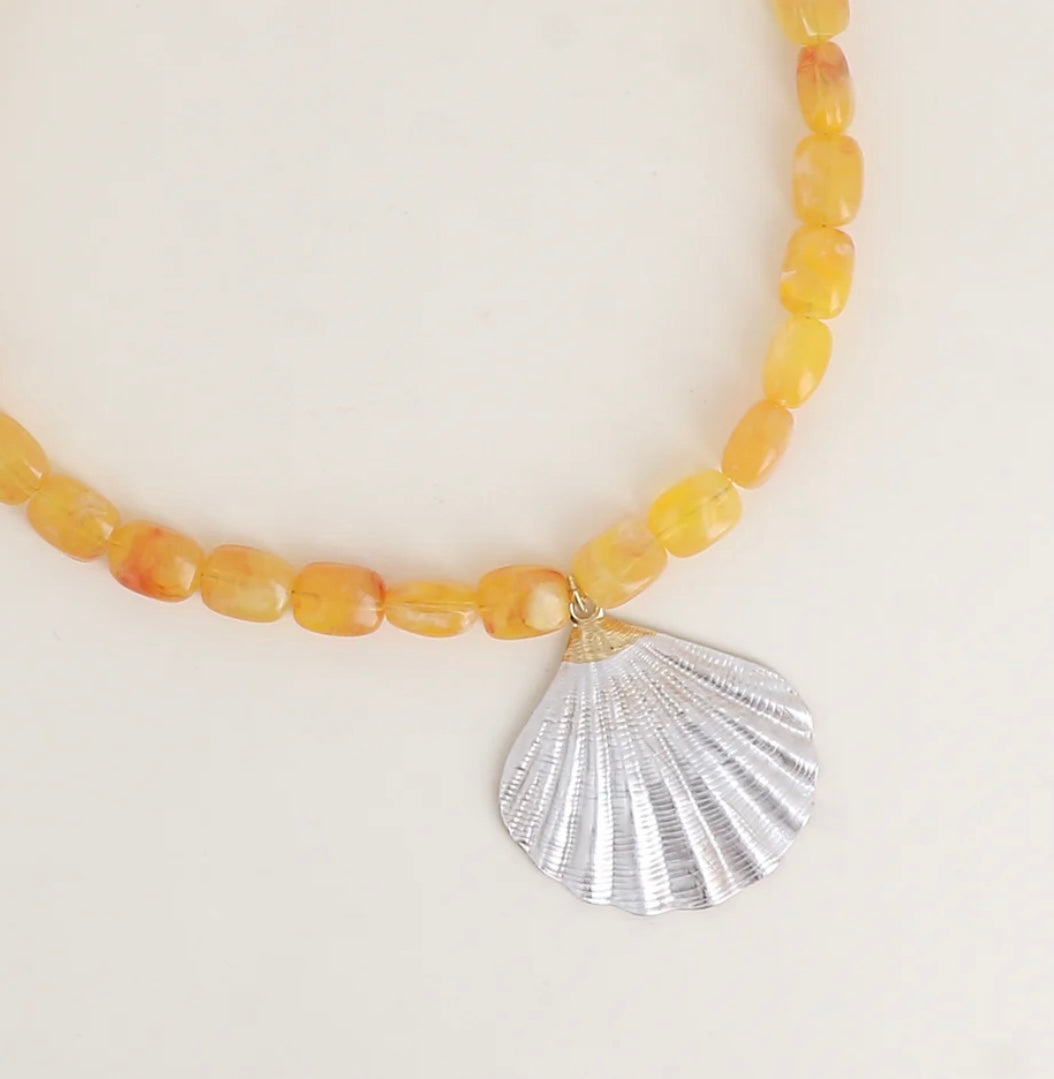 Collier perles & coquillage en émail jaune et doré