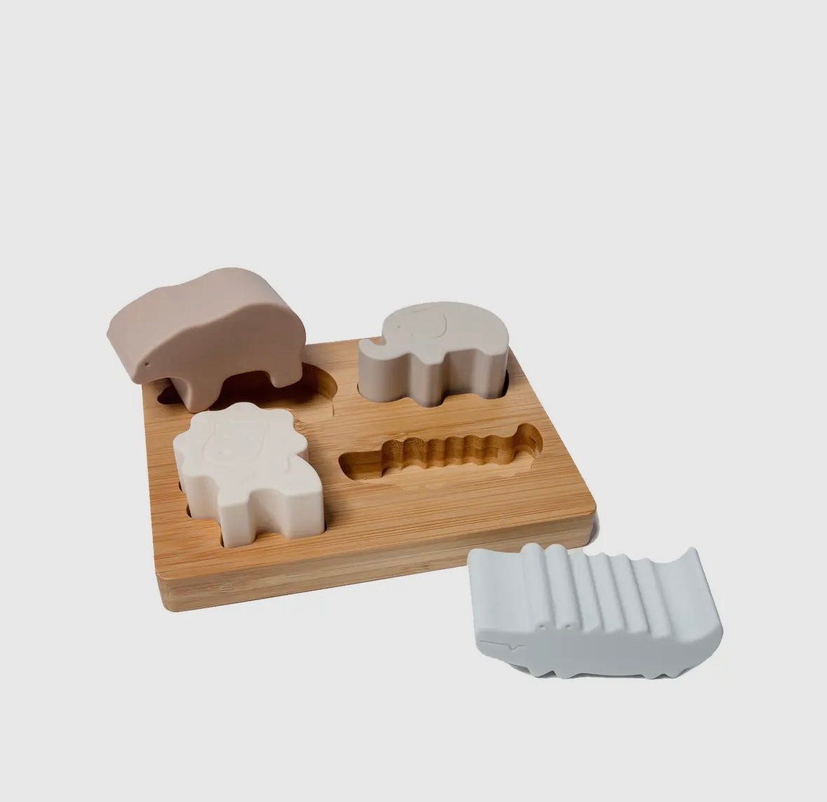 Cube d'activité en silicone et plateau en bois