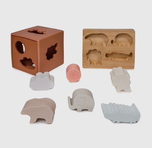 Cube d'activité en silicone et plateau en bois