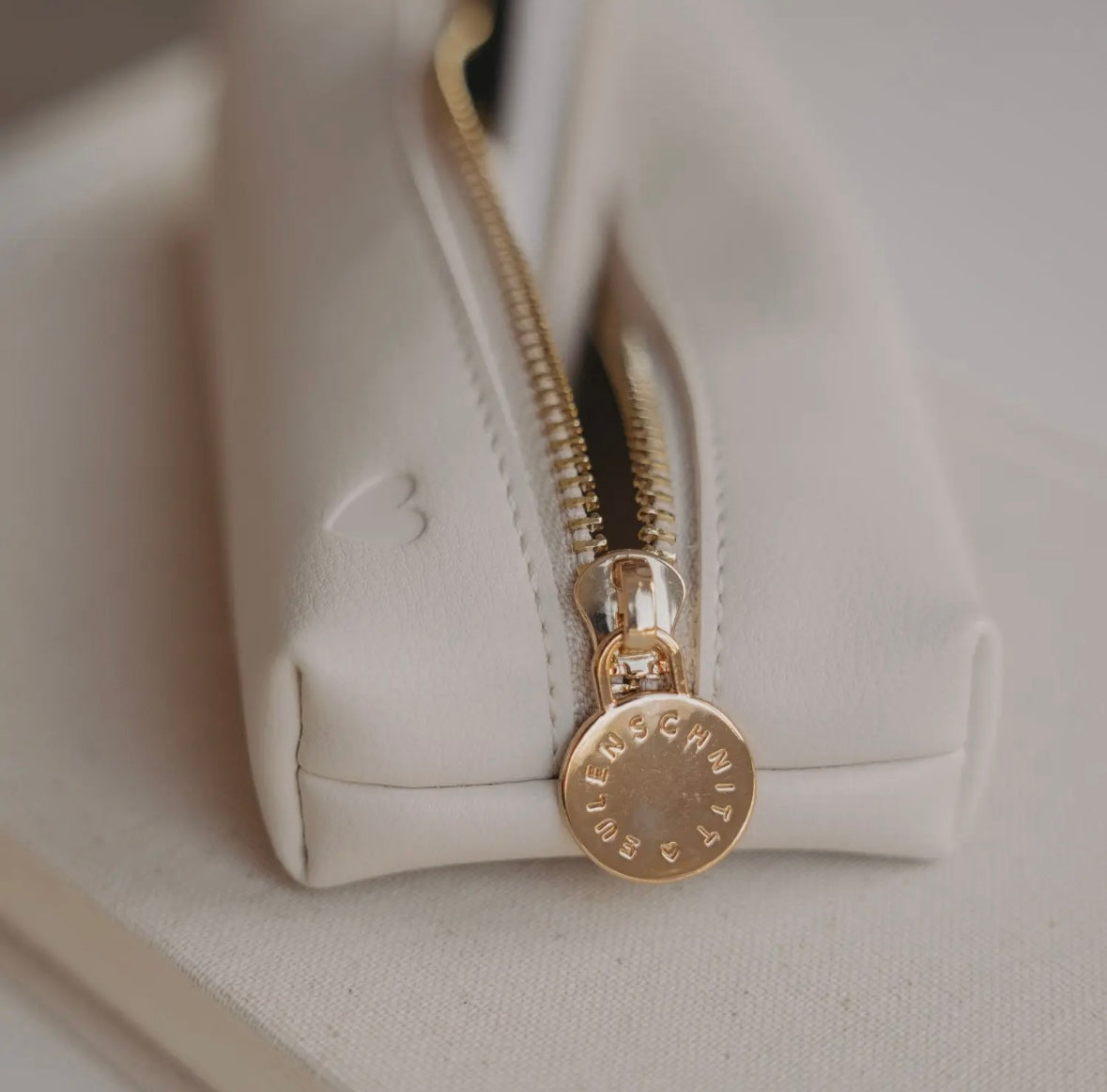Trousse cœur crème