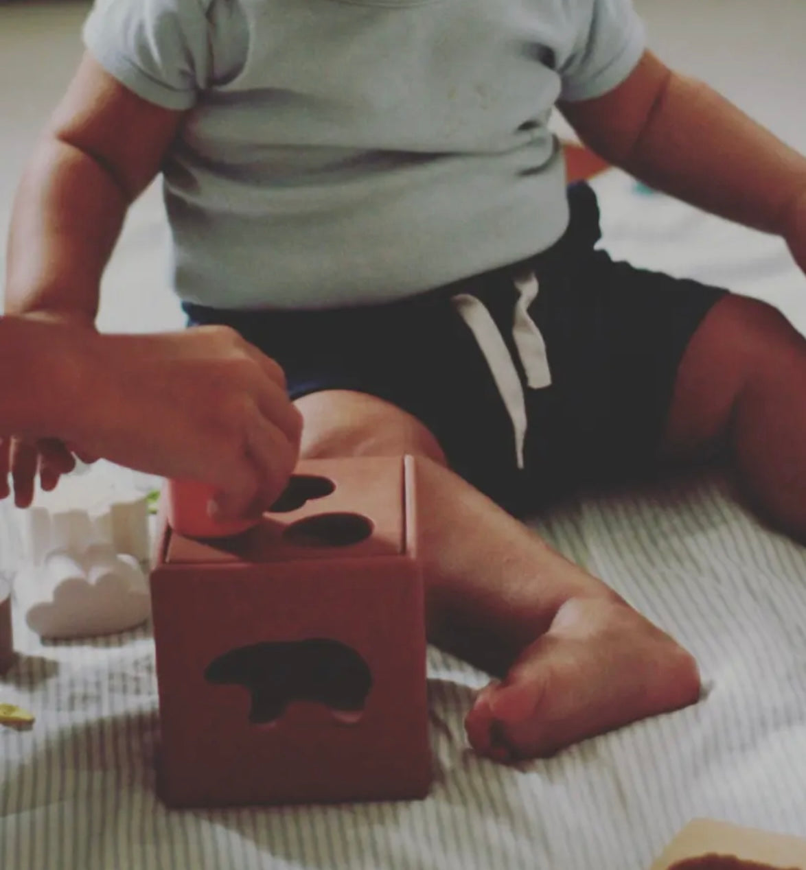 Cube d'activité en silicone et plateau en bois