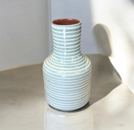 Petit vase gourde rayé vert sauge en grès