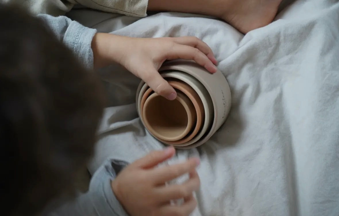 Empilable de gobelets beige en silicone leo et lea Montessori