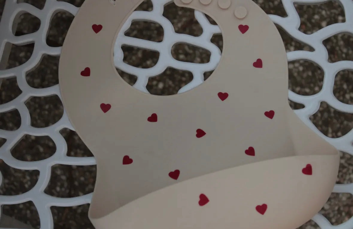 Bavoir en silicone petits cœurs