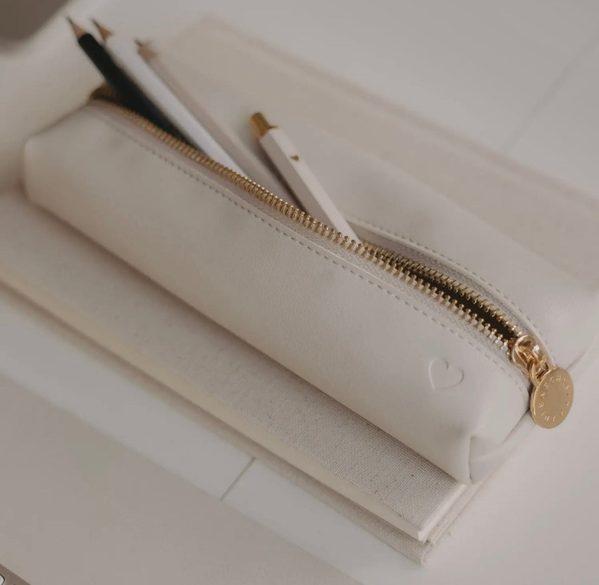 Trousse cœur crème