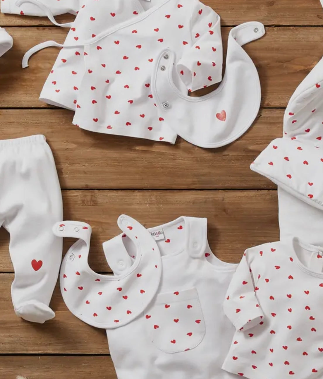 Lot de 2 bavoirs naissance – Imprimé cœurs / Blanc