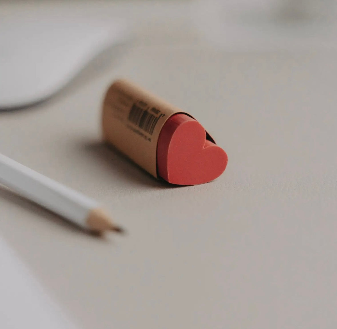 Gomme en forme cœur rouge