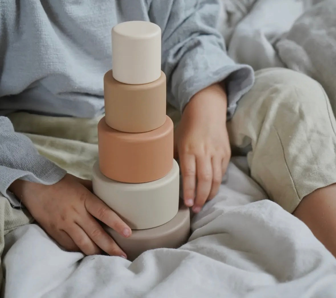 Empilable de gobelets beige en silicone leo et lea Montessori