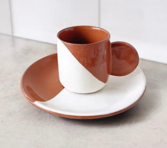Tasse et soucoupe en grès blanc marron
