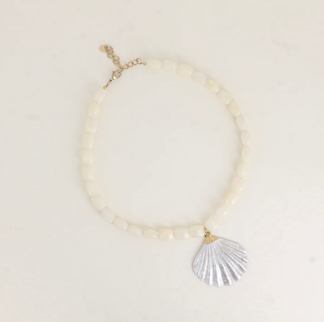 Collier perles & coquillage en émail Blanc et doré