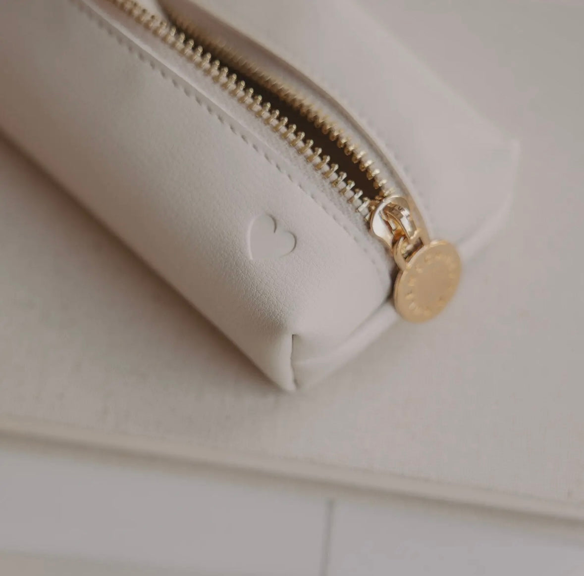 Trousse cœur crème