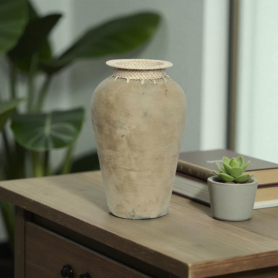 Vase long en terre cuite & rotin