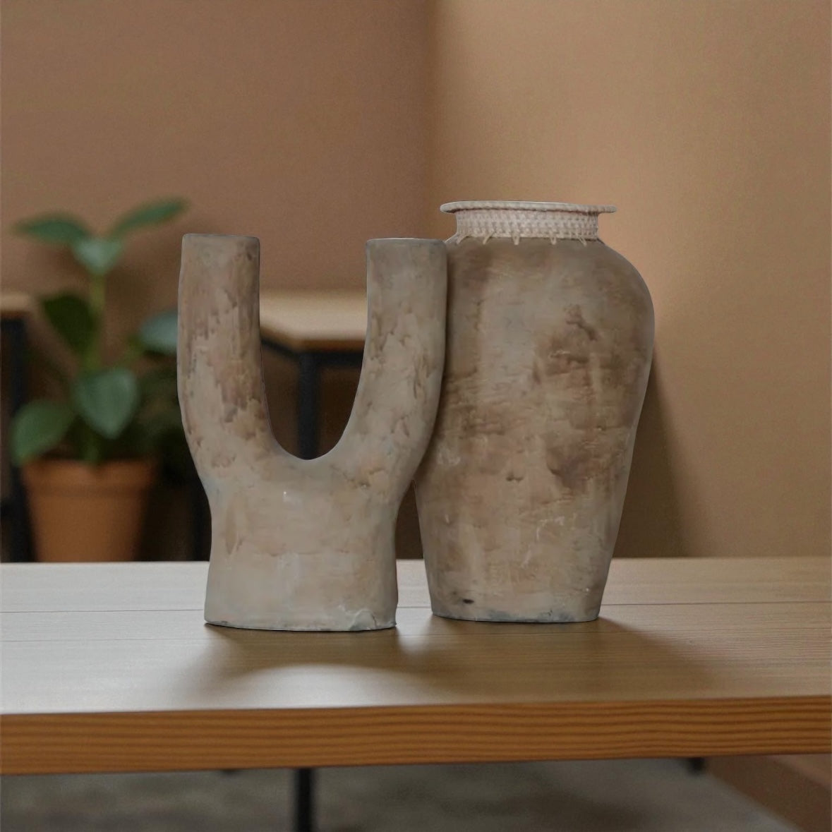 Vase long en terre cuite & rotin