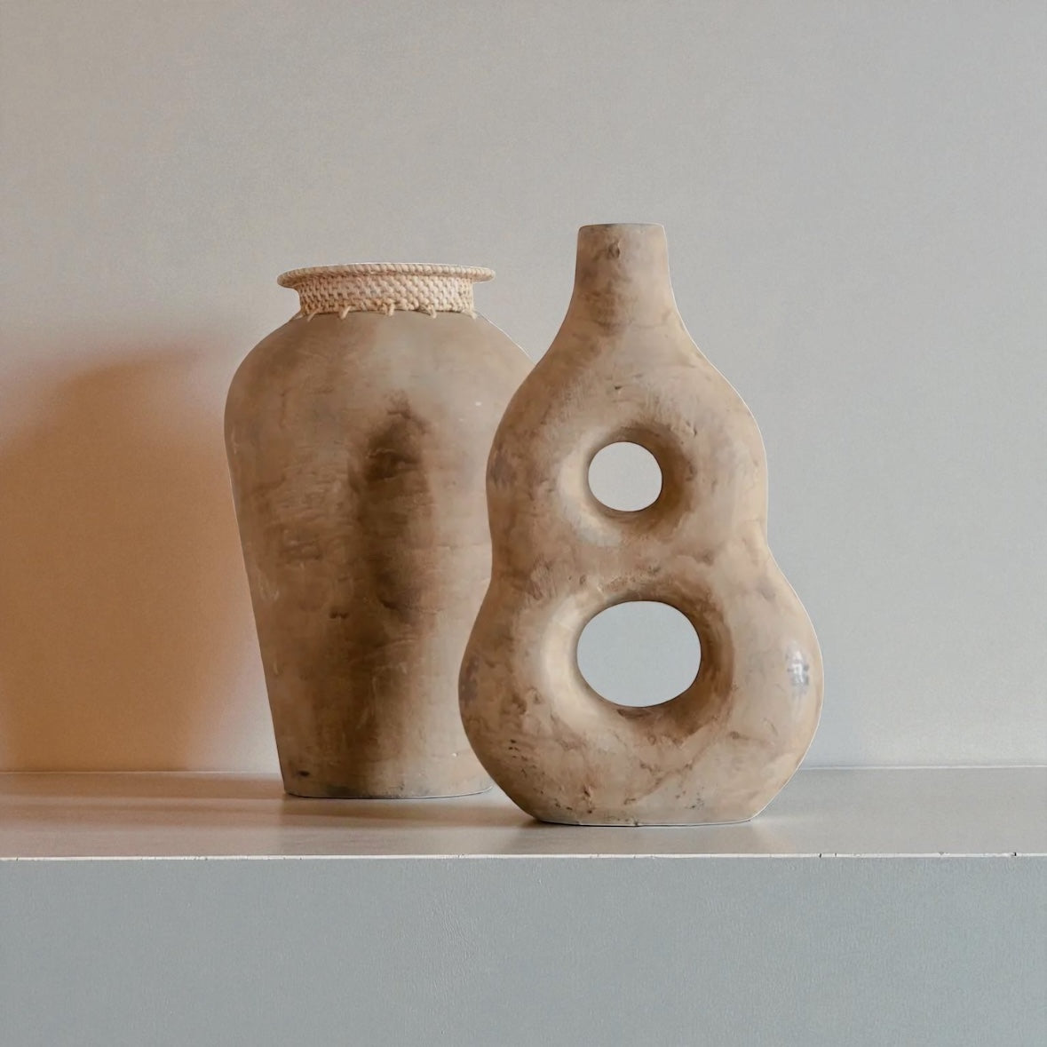 Vase long en terre cuite & rotin