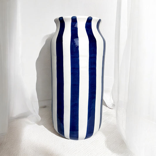 Vase rayé bleu majorel et blanc